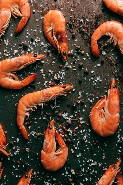 Bovenaanzicht Van Garnalen Tafel Met Zwarte Peper Zout — Stockfoto