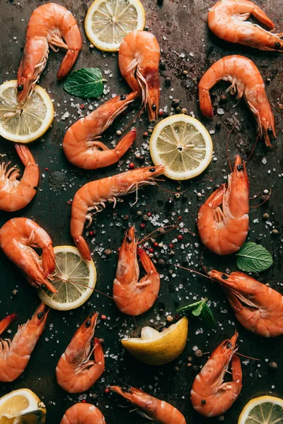 Vista Elevada Fatias Limão Folhas Hortelã Camarões Mesa Com Pimenta — Fotografia de Stock