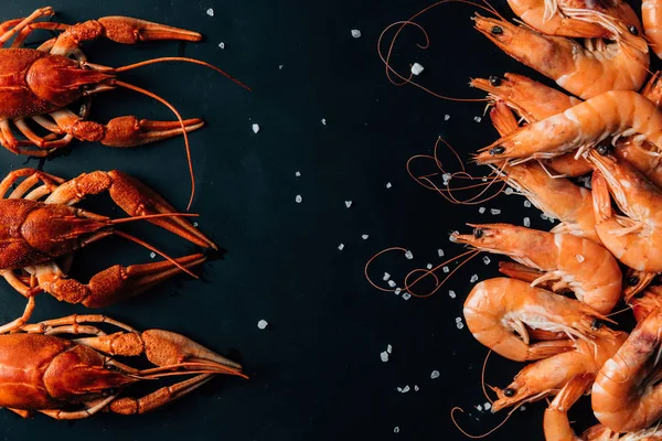 Ovanifrån Kräftor Och Räkor Placerade Rader Bord Med Salt — Stockfoto