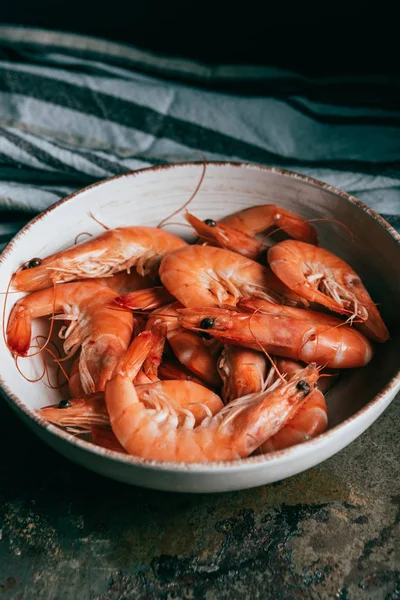 Image Rapprochée Crevettes Sur Plaque Serviette Cuisine Sur Table — Photo