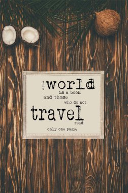 Dünya ve seyahat muayene ile ahşap yüzeyde vintage harita ve hindistancevizi üstten görünüm 