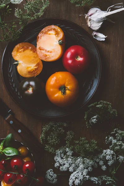 Vista Superior Tomates Placa Cerámica Con Cuchillo Sobre Fondo Madera — Foto de stock gratis