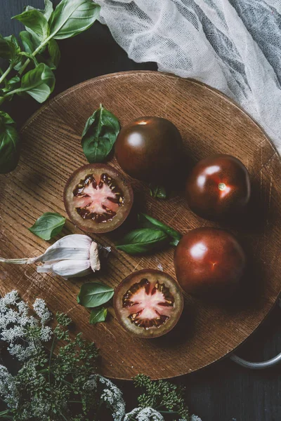 Top View Black Prince Tomatoes Basil Leaves Garlic Cutting Board — Stock Photo, Image