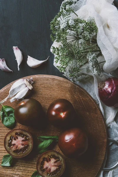 Top View Black Prince Tomatoes Basil Leaves Flowers Garlic Wooden — Stock Photo, Image