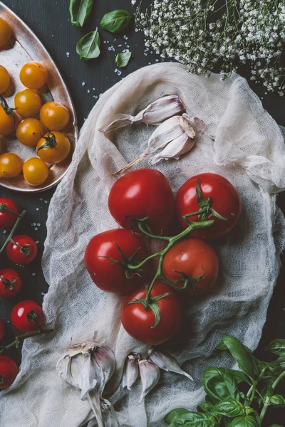 Top View Organic Red Tomatoes Yellow Cherry Tomatoes Gauze — Stock Photo, Image