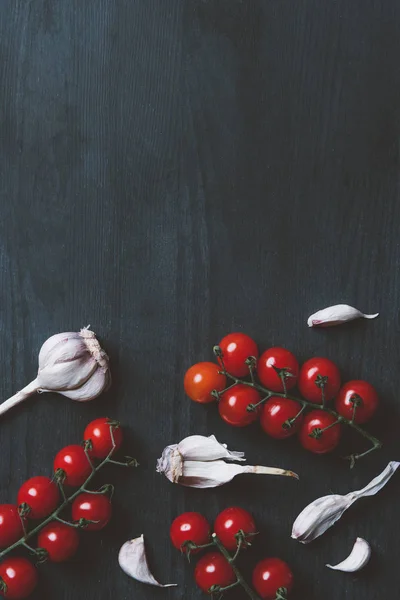 Top View Red Cherry Tomatoes Garlic Black Wooden Background Copy — Stock Photo, Image