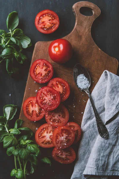 Widok Góry Czerwony Organicznych Pomidorów Bazylią Sól Deska Krojenia Ręcznikiem — Darmowe zdjęcie stockowe