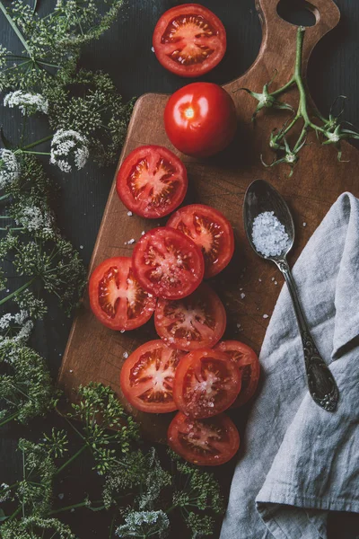 Vista Superior Tomates Rojos Maduros Sal Cuchara Flores Perejil Tabla — Foto de Stock