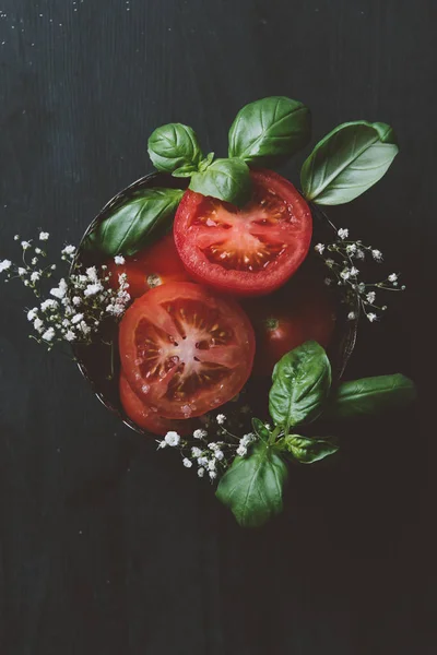 Vue Dessus Des Tomates Biologiques Rouges Avec Des Fleurs Des — Photo