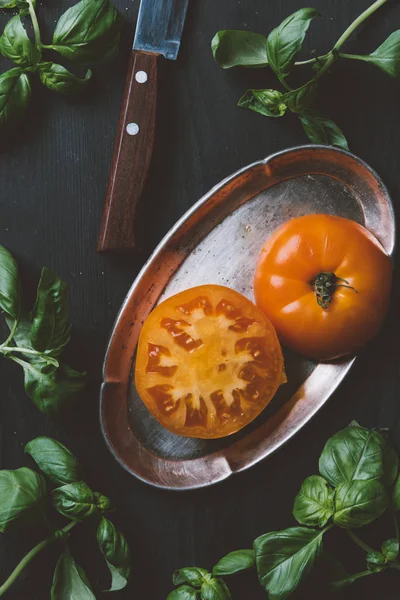Bovenaanzicht Van Gele Biologische Tomaten Metalen Plaat Met Mes Basilicum — Stockfoto