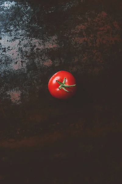 Vue Dessus Tomate Mûre Rouge Sur Fond Rouillé — Photo