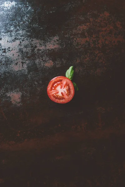 Vue Dessus Moitié Tomate Mûre Rouge Avec Des Feuilles Basilic — Photo