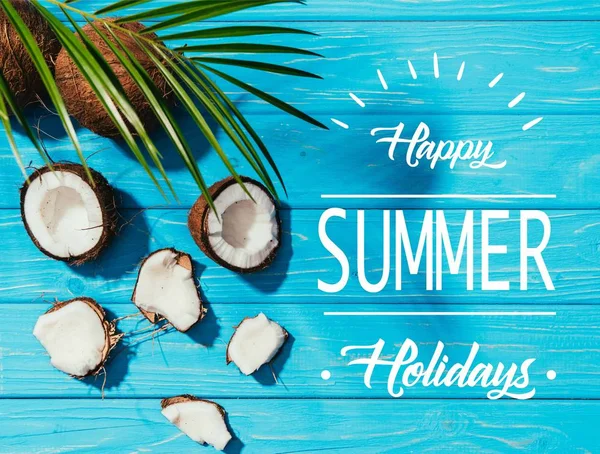 Sett Ovenfra Kokosnøtter Grønne Palmeblader Turkis Treoverflate Med God Sommerferie – stockfoto