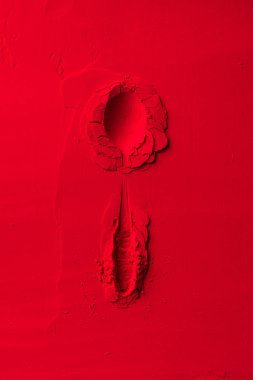 kaşık şeklinde üstten görünüm üzerinde kırmızı toz