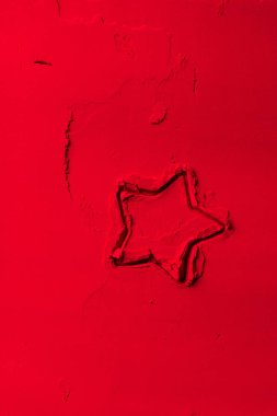 yıldız şeklinde çerez kesici şeklinde yükseltilmiş görünümü üzerinde kırmızı toz 