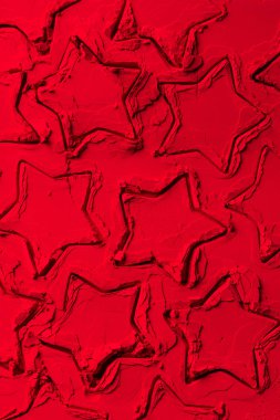 yıldız şeklinde çerez kesici şekilleri üstten görünüm üzerinde kırmızı toz 