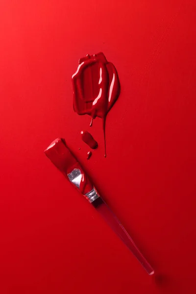 Kırmızı Yüzey Üzerinde Yükseltilmiş Görünümü Kırmızı Mürekkep Boya Fırça — Stok fotoğraf
