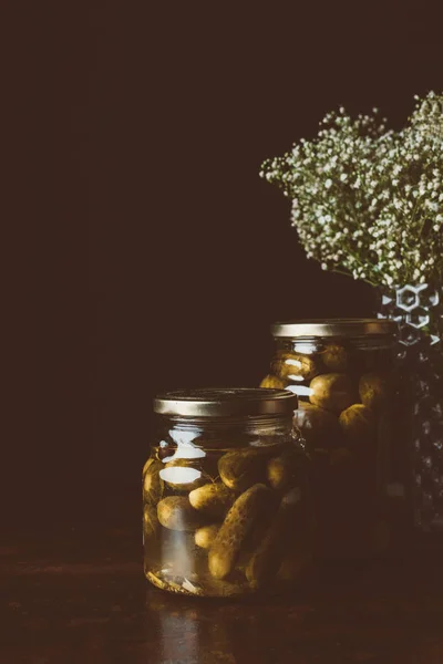 黑厨房木桌上保存黄瓜的玻璃瓶 — 免费的图库照片