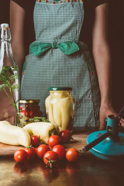 Abgeschnittenes Bild Einer Frau Die Der Küche Neben Eingelegtem Gemüse — kostenloses Stockfoto
