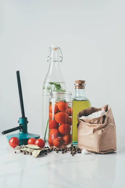 Ingrediënten Voor Het Voorbereiden Van Bewaard Tomaten Keukentafel — Gratis stockfoto