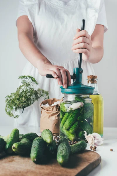 Imagen Recortada Mujer Preparando Pepinos Conservados Cocina — Foto de Stock