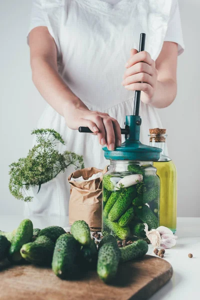 Imagem Cortada Mulher Preparando Pepinos Preservados Cozinha — Fotografia de Stock