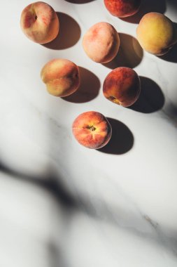 düz lay ile üzerinde gölgeler ile hafif mermer masa üstü olgun şeftali