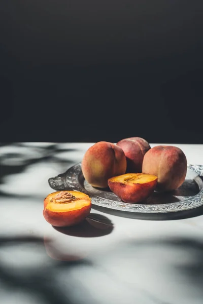 Composição Alimentos Com Pêssegos Maduros Bandeja Metal Mesa Mármore Com — Fotografia de Stock