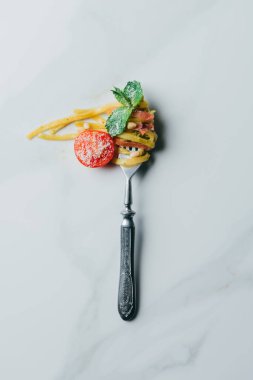 nane ile makarna tarafından sarılmış Çatal üstten görünüm bırakır, jamon ve kiraz domates rendelenmiş parmesan mermer tablo/EC