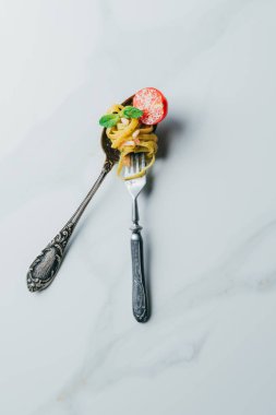 kaşık ve çatal nane ile makarna tarafından sarılmış üstten görünüm bırakır, jamon ve kiraz domates rendelenmiş parmesan mermer tablo/EC