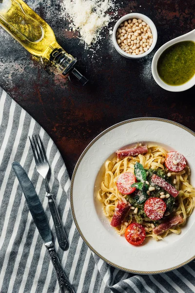 Vista Elevada Pasta Con Hojas Menta Jamón Tomates Cherry Cubiertos — Foto de Stock