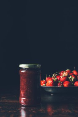 seçici odak kavanoz çilek reçeli ile ve çilek siyah gümüş tepsi 