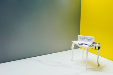 tuvalet masası ve minyatür odada kirpik kıvırıcı