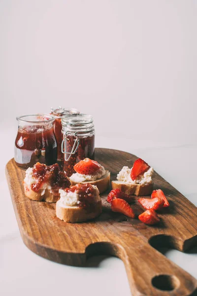 Close View Cutting Board Fruit Jam Jars Sandwiches Cream Cheese — Stock Photo, Image