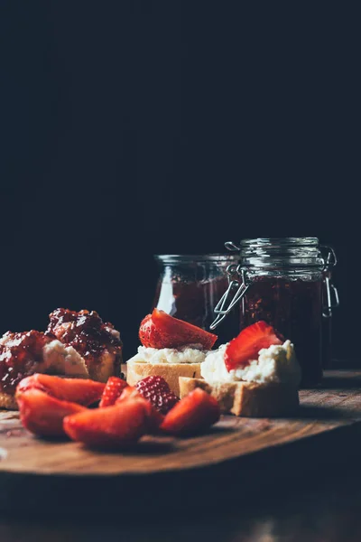 Κοντινό Πλάνο Σάντουιτς Τυρί Κρέμα Φέτες Φράουλας Και Μαρμελάδας Στην — Δωρεάν Φωτογραφία