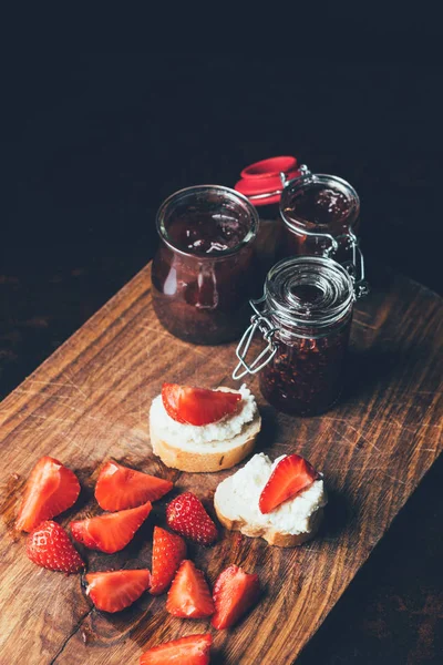 Vista Elevada Sanduíches Com Queijo Creme Partes Morango Engarrafamento Fruto — Fotografia de Stock