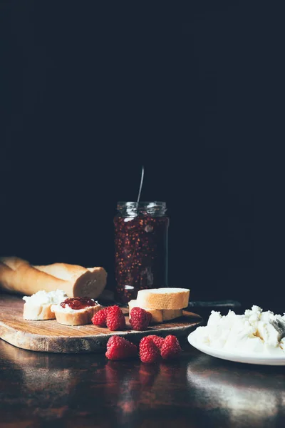 Queijo Creme Chapa Framboesas Engarrafamento Jarra Baguete Tábua Corte Preto — Fotografia de Stock Grátis