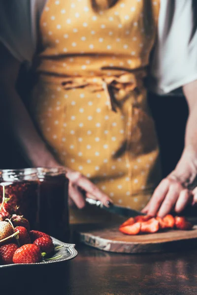 Imagen Recortada Mujer Delantal Cortando Fresas Mesa —  Fotos de Stock