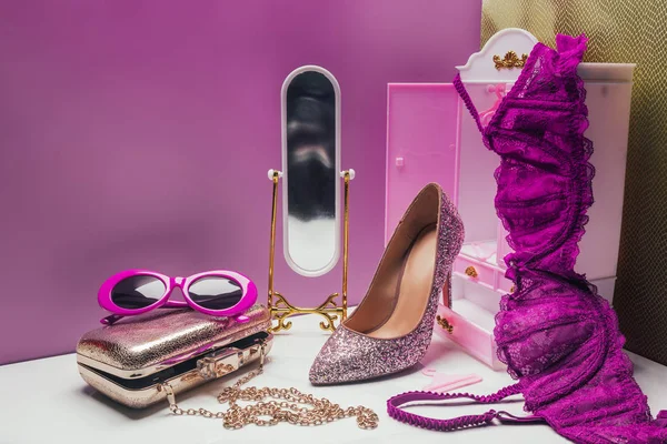 玩具衣柜和真正尺寸的镜子迷你粉红色房间的时尚女性配件 — 免费的图库照片
