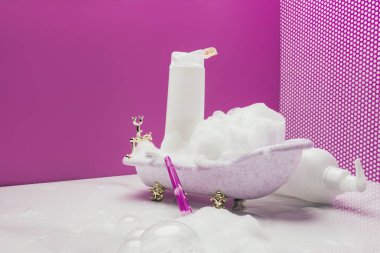 oyuncak banyo gerçek boyutu pembe minyatür odada kişisel temizlik malzemeleri ile