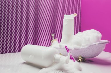 oyuncak banyo gerçek boyutu kişisel temizlik malzemeleri ve sabun köpüğü minyatür odada