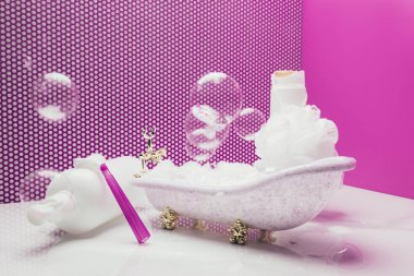 oyuncak banyo gerçek boyutu kişisel temizlik malzemeleri ve sabun köpüğü minyatür odada