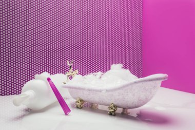oyuncak banyo gerçek boyutu şampuan ve minyatür odada tıraş makinesi