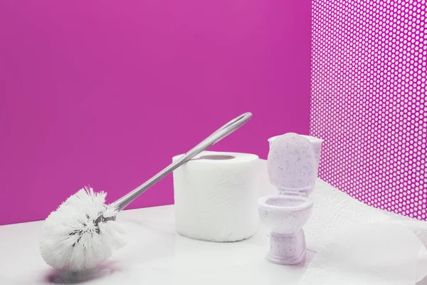 ピンクのミニチュア ルーム ロールイン実物大トイレブラシと紙グッズ トイレ — ストック写真