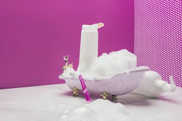 Oyuncak Banyo Gerçek Boyutu Pembe Minyatür Odada Kişisel Temizlik Malzemeleri — Stok fotoğraf