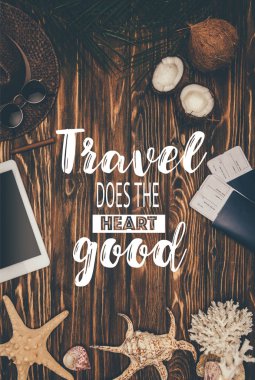 üstten görünüm dijital tablet uçak bileti ve seyahat öznitelikleri Ahşap yüzeyi ile yapılmış çerçevesinin iyi yazıt seyahat heart