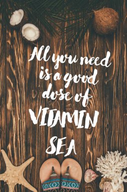 şık Flip üstten görünüm çeşitli tropikal seyahat özniteliklere sahip ahşap yüzeyde floplar, ihtiyacın olan tek şey iyi bir doz vitamin deniz yazıt