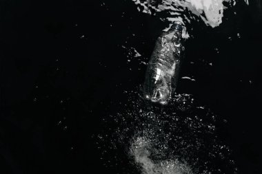 Plastik şişe su, ekoloji koruma kavramı üstten görünüm
