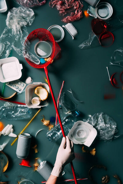 обрезанный снимок женщины в латексной перчатке с сеткой бабочки чистая вода из мусора
