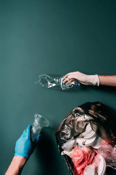 Обрезанный Снимок Мужчины Женщины Латексных Перчатках Очищающих Воду Мусора Концепция — стоковое фото